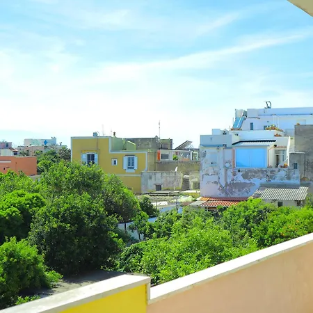 La Terrazza Incantata Private Access To The アパート プロチーダ